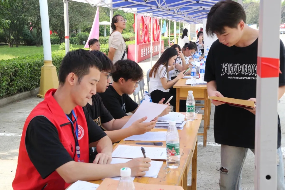 華翔學(xué)院新生報到，迎新啦！